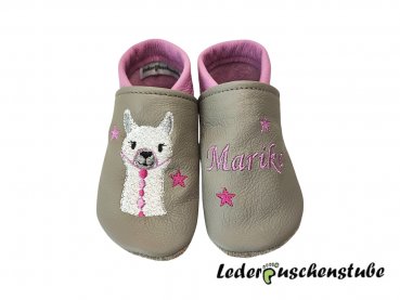 derpuschen steingrau-orchidee mit rechts Stickerei Lama (weiß-anthrazit-schwarz-orchidee-pink) und 2 Sterne pink und orchidee; links Namen orchidee mit 2 Sterne orchidee und pink